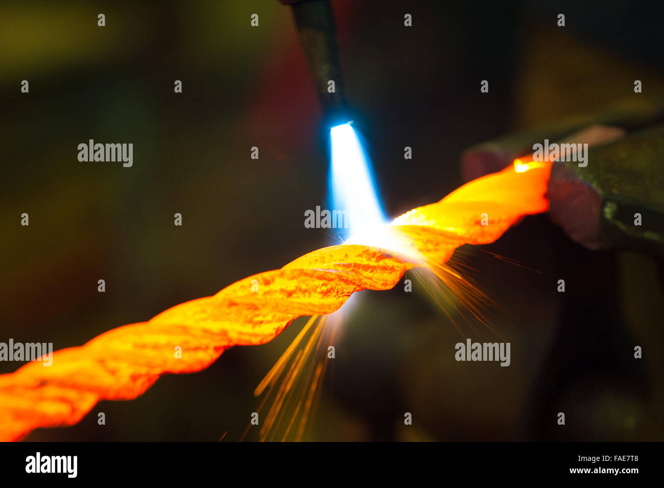 Schmied arbeitet an Roheisen Stockfoto
