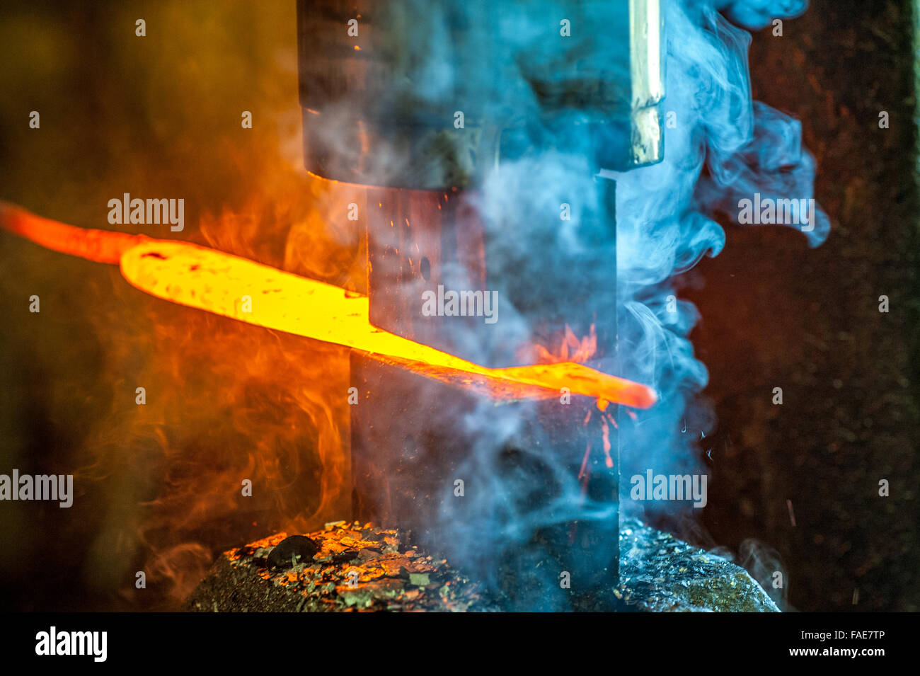 Schmied arbeitet an Roheisen Stockfoto