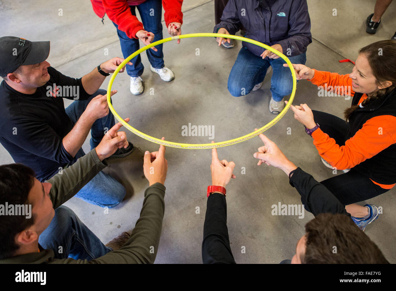 Gruppe während eines Team-Building ausscheidet Stockfoto