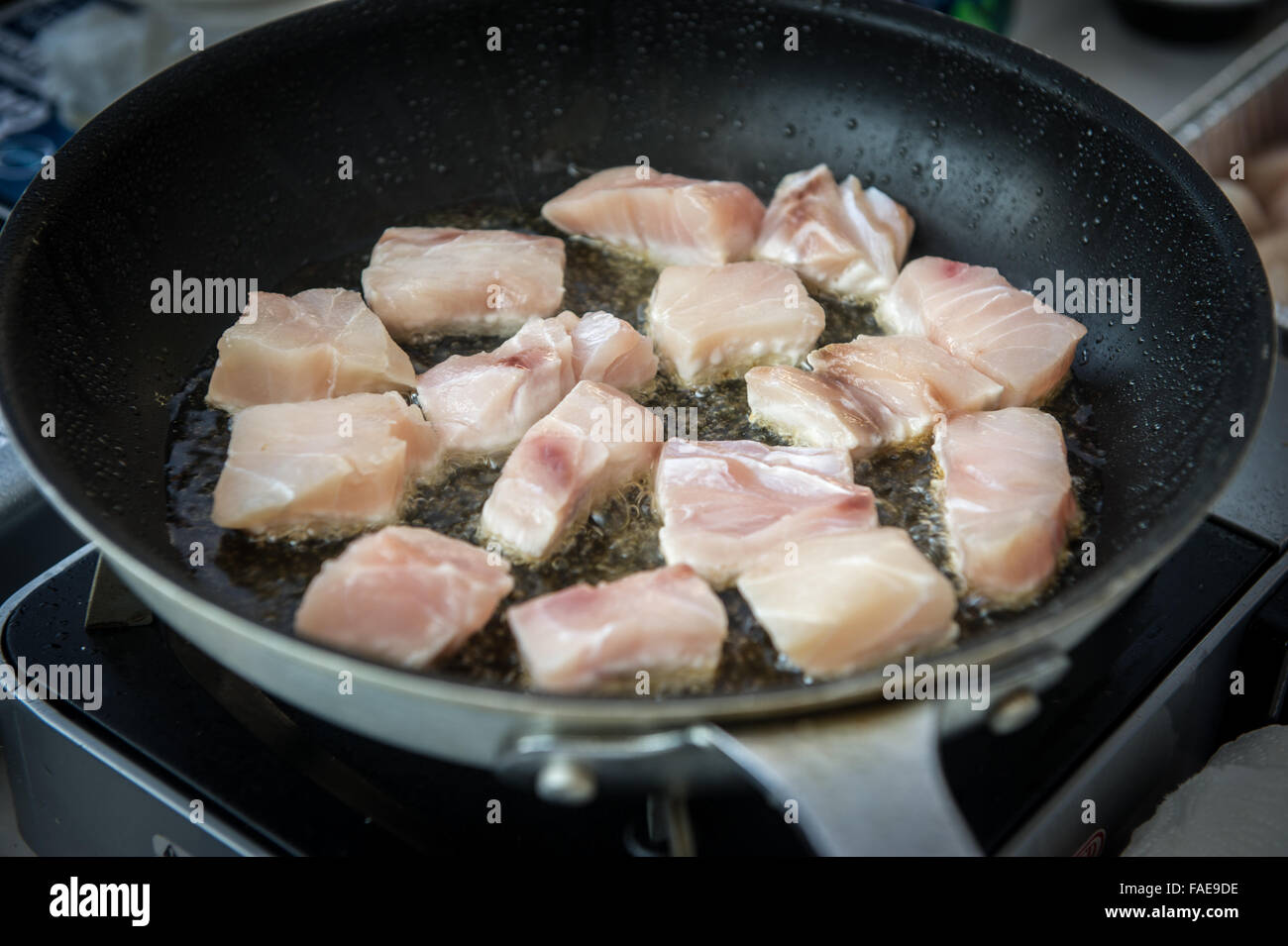 Fleisch in einer Pfanne vorbereitet Stockfoto