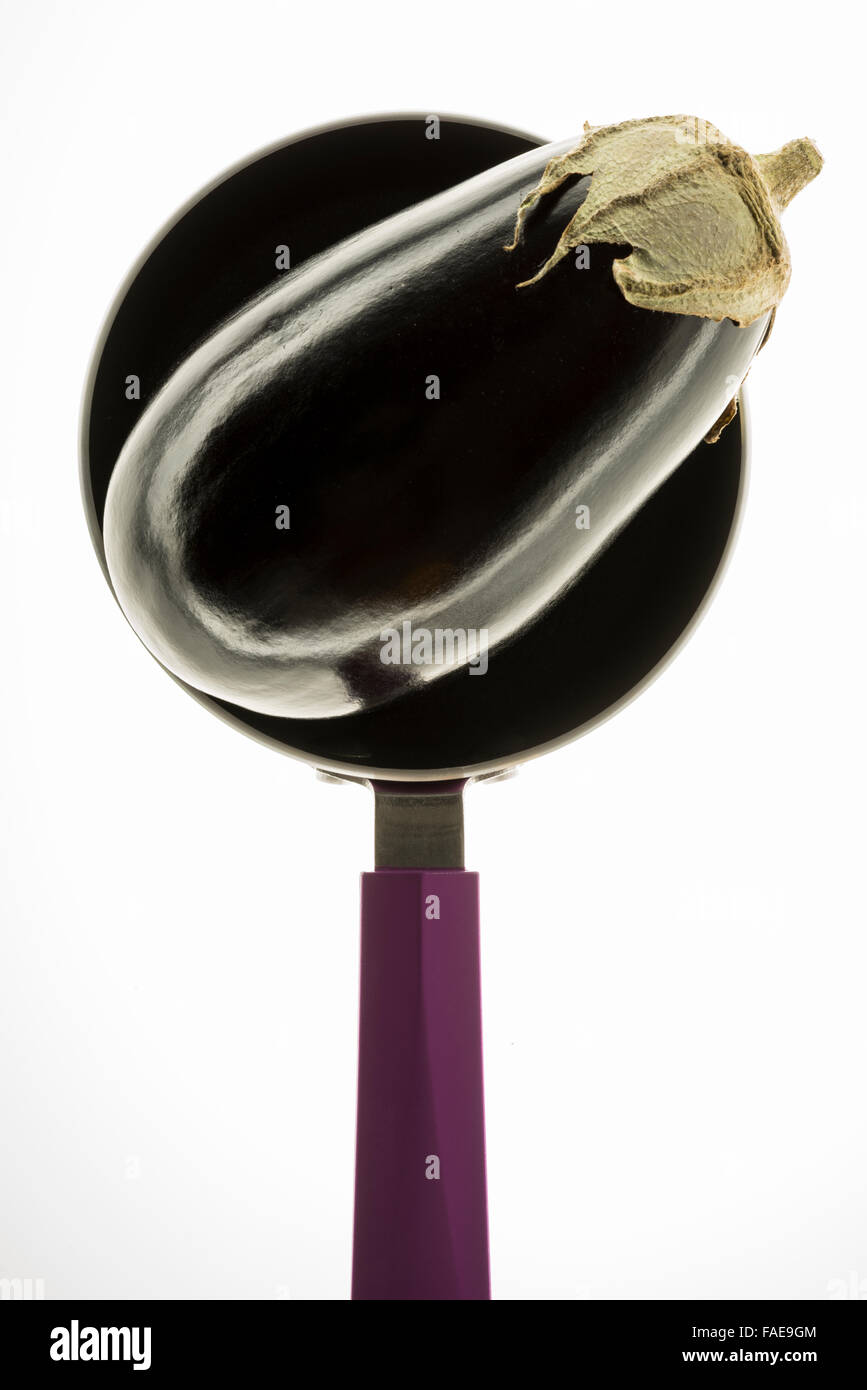Aubergine oder Aubergine, reif, in einer kleinen Pfanne Stockfoto