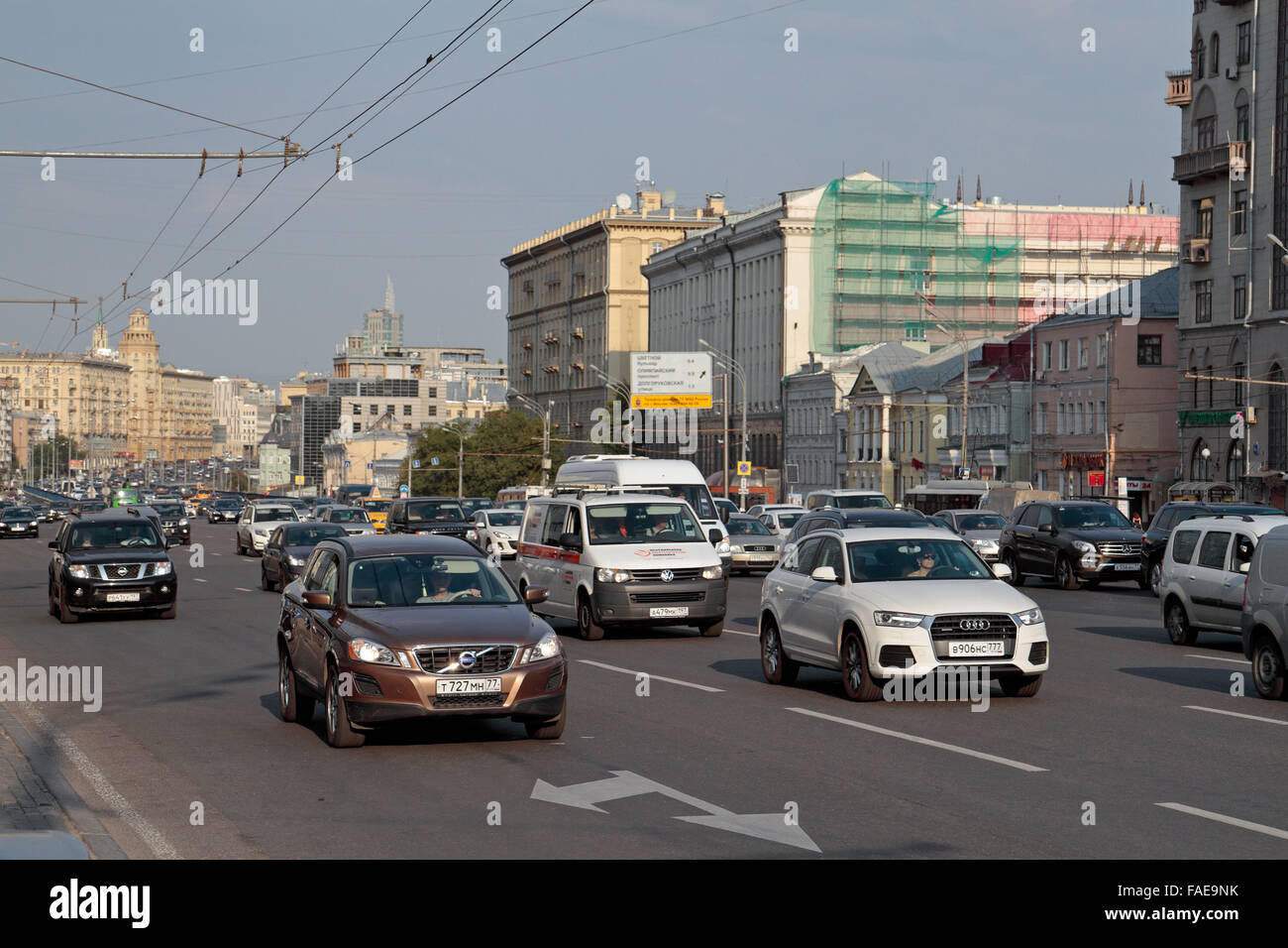 Verkehr auf der mehrspurigen Sadovaya-Samotechnaya Ul 3 in Moskau, Russland. Stockfoto