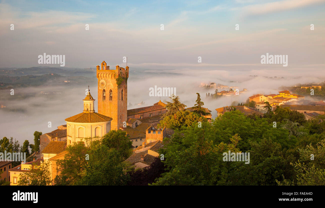 Misty Sonnenaufgang über Kathedrale Santa Maria Assunta e di San Genesio und mittelalterliche Stadt San Miniato, Toskana, Italien Stockfoto