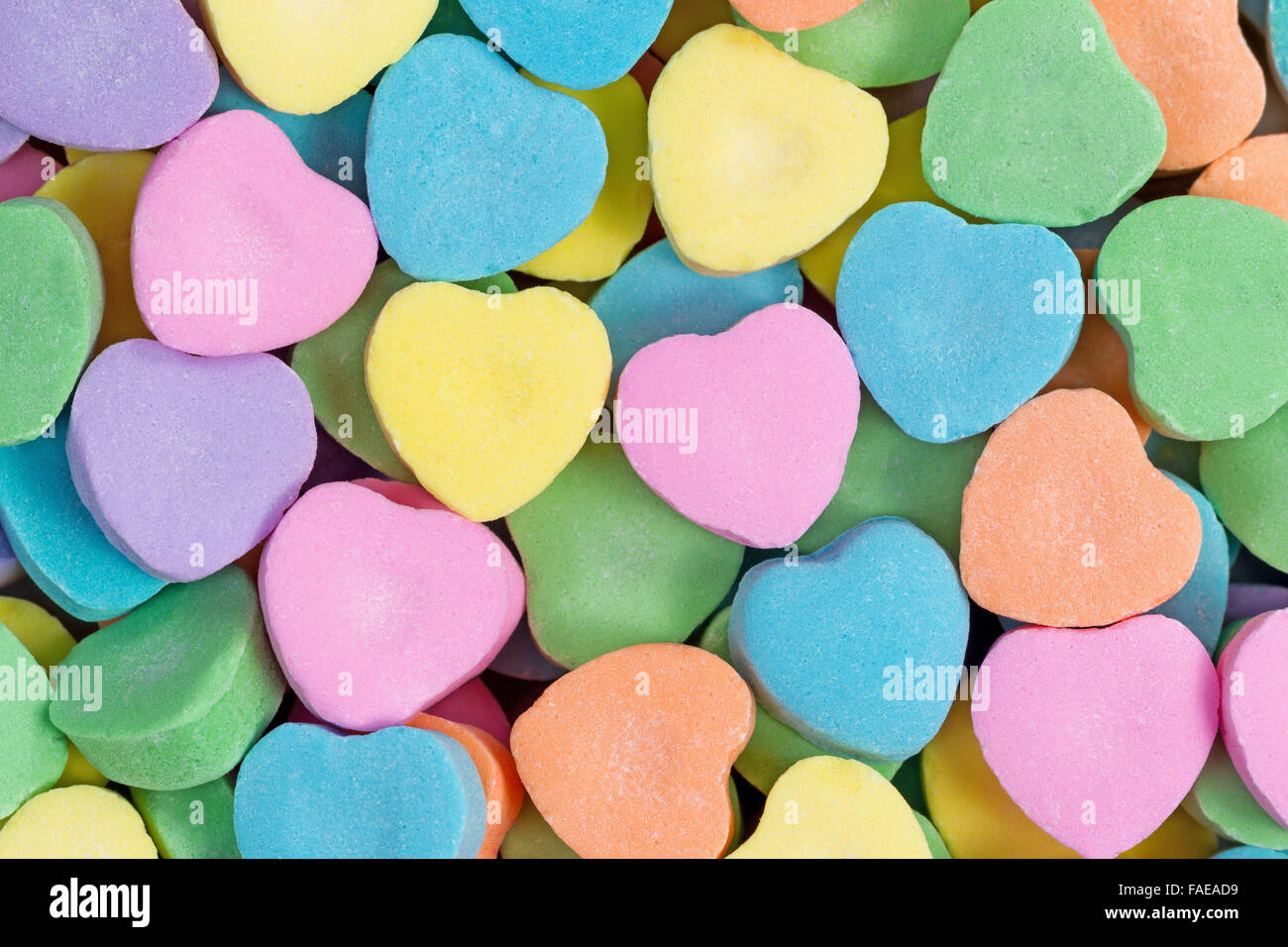 Nahaufnahme von bunten Bonbons in gefüllten Frame-Format in Herzform. Valentinstag-Konzept. Stockfoto