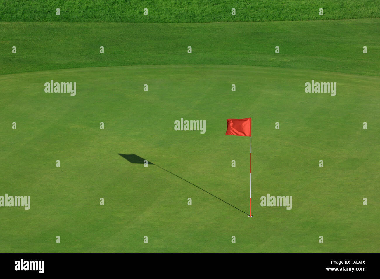 Golfplatz mit roten Fahne Stockfoto