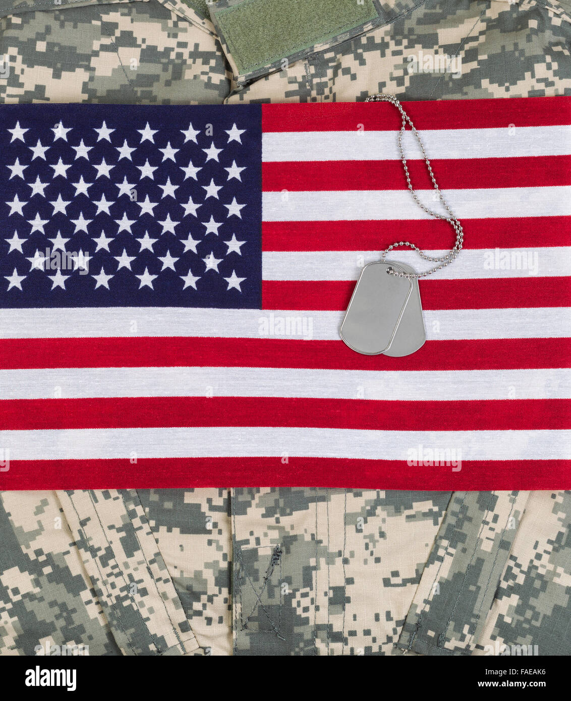 Flagge der Vereinigten Staaten von Amerika, militärische Identifikation Tags, Halskette und Bekämpfung einheitliche Spitze. Vertikalen Layout. Stockfoto