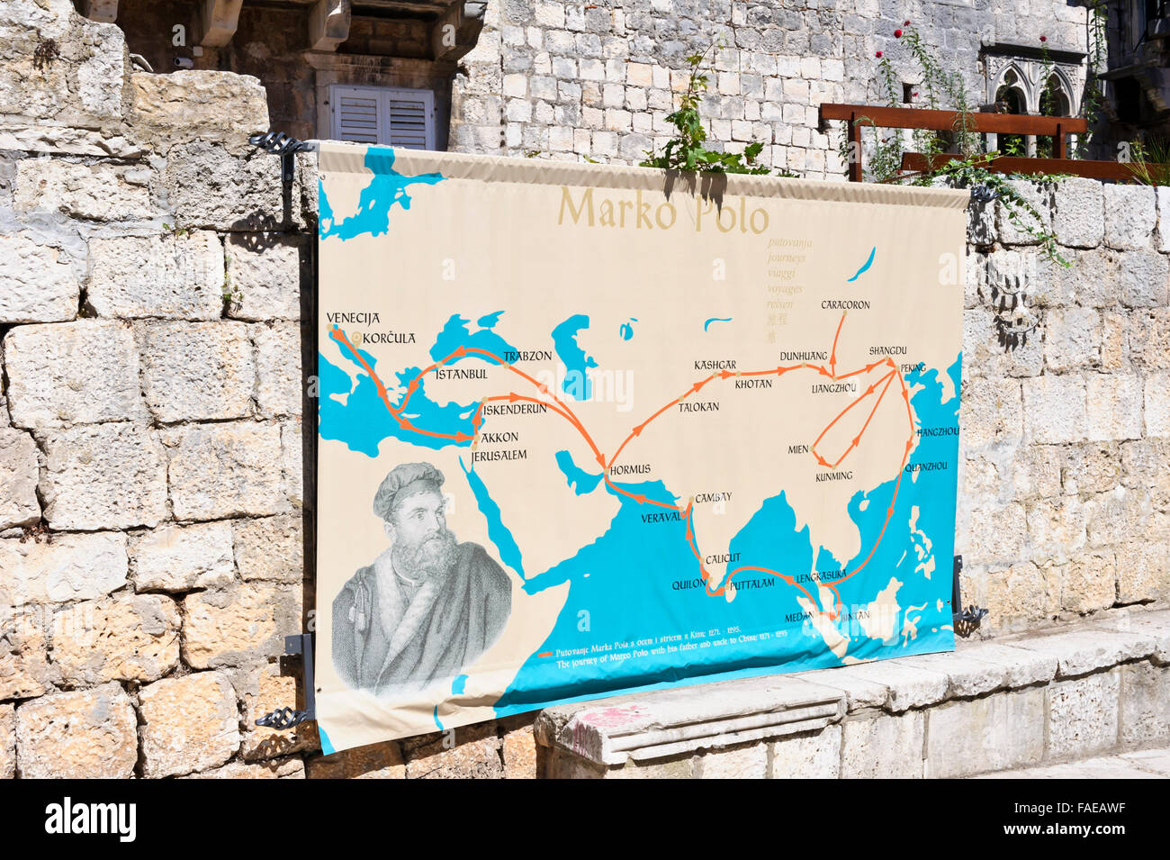 Eine Weltkarte nachzeichnen Marco Polo Reise auf dem Display auf eine kleine Mauer von seinem alten Haus, Korcula, Kroatien. Stockfoto