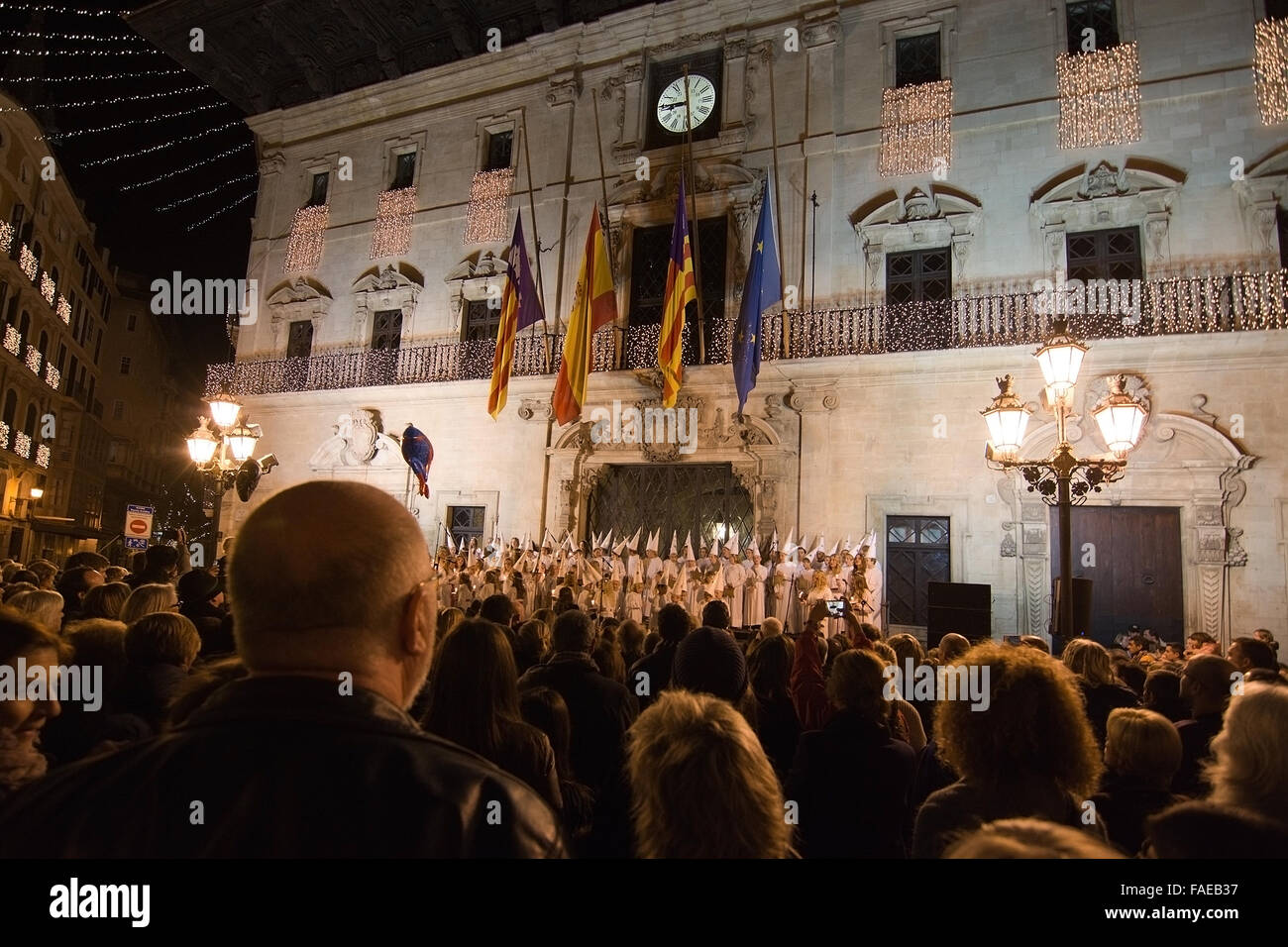 Schwedische Schule und Kirche feiern Lucia am 13. Dezember nach schwedischer Tradition am Plaza Cort in Palma De Mallorca. Stockfoto