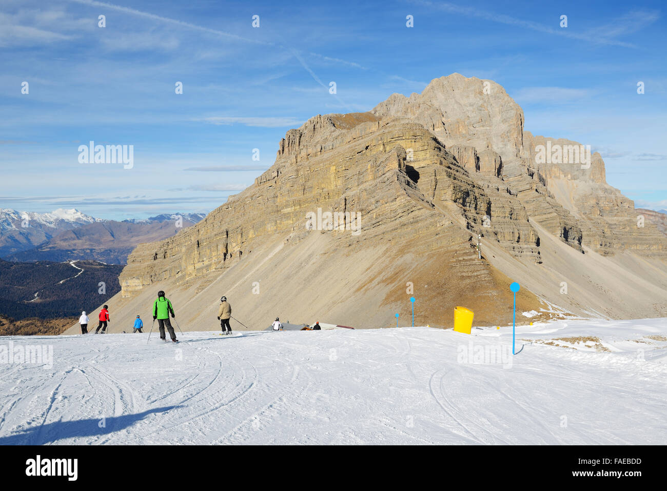 Die Skipiste und Skifahrer am Passo Groste Skigebiet Madonna di Campiglio, Italien Stockfoto
