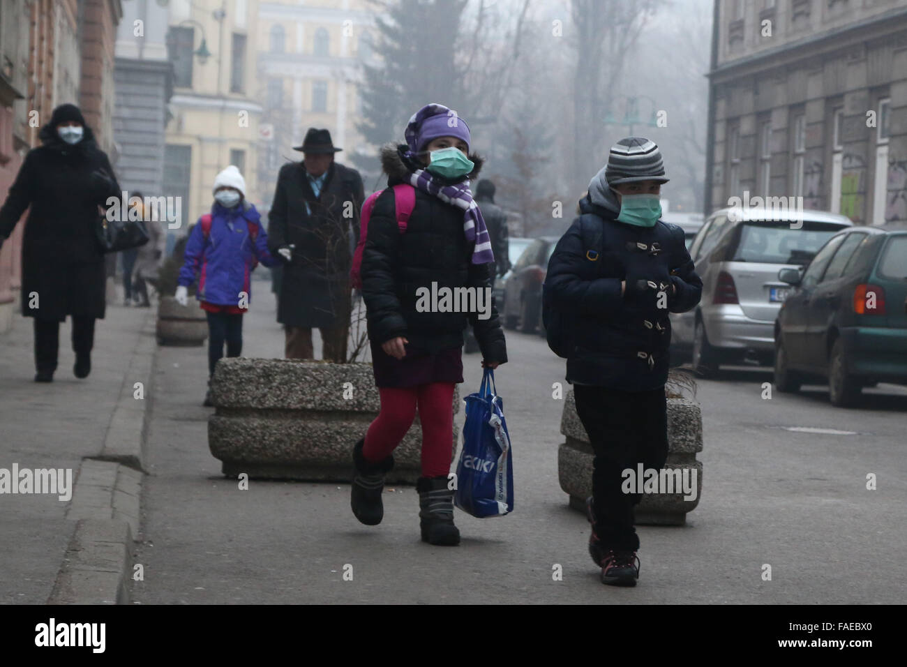Sarajevo, Bosnien und Herzegowina. 28. Dezember 2015. Kinder gehen zur Schule in Dunst in Sarajevo, Bosnien und Herzegowina, 28. Dezember 2015. Aufgrund der schweren Luft wurden Verschmutzung, alle Grund- und weiterführenden Schulen im Kanton Sarajevo am 24. Dezember und am 25 Dezember geschlossen. Vom 28. Dez. bis Dez. 31 werden alle Klasse Zeit von 45 Minuten auf 30 Minuten reduziert werden. Bildnachweis: Haris Memija/Xinhua/Alamy Live-Nachrichten Stockfoto