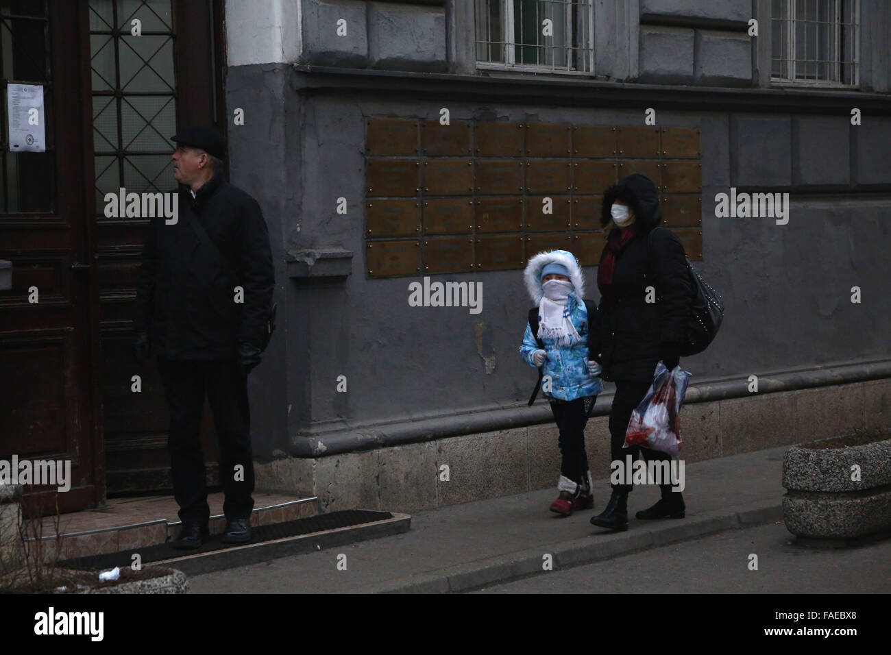Sarajevo, Bosnien und Herzegowina. 28. Dezember 2015. Kinder gehen zur Schule in Dunst in Sarajevo, Bosnien und Herzegowina, 28. Dezember 2015. Aufgrund der schweren Luft wurden Verschmutzung, alle Grund- und weiterführenden Schulen im Kanton Sarajevo am 24. Dezember und am 25 Dezember geschlossen. Vom 28. Dez. bis Dez. 31 werden alle Klasse Zeit von 45 Minuten auf 30 Minuten reduziert werden. Bildnachweis: Haris Memija/Xinhua/Alamy Live-Nachrichten Stockfoto