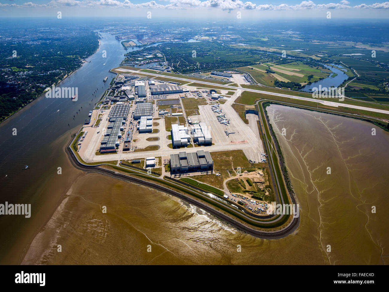 Luftbild, Finkenwerder Flughafen, Start-und Landebahn und Fabriken von Airbus Finkenwerder, Flughafen Hamburg, Flughafen Europas, Stockfoto