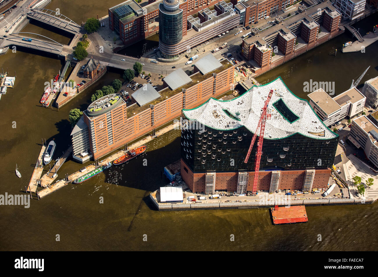 Luftaufnahme, Elbphilharmonie mit HafenCity, Dachkonstruktion der Elbphilharmonie, Speicherstadt Speicherstadt, Stockfoto