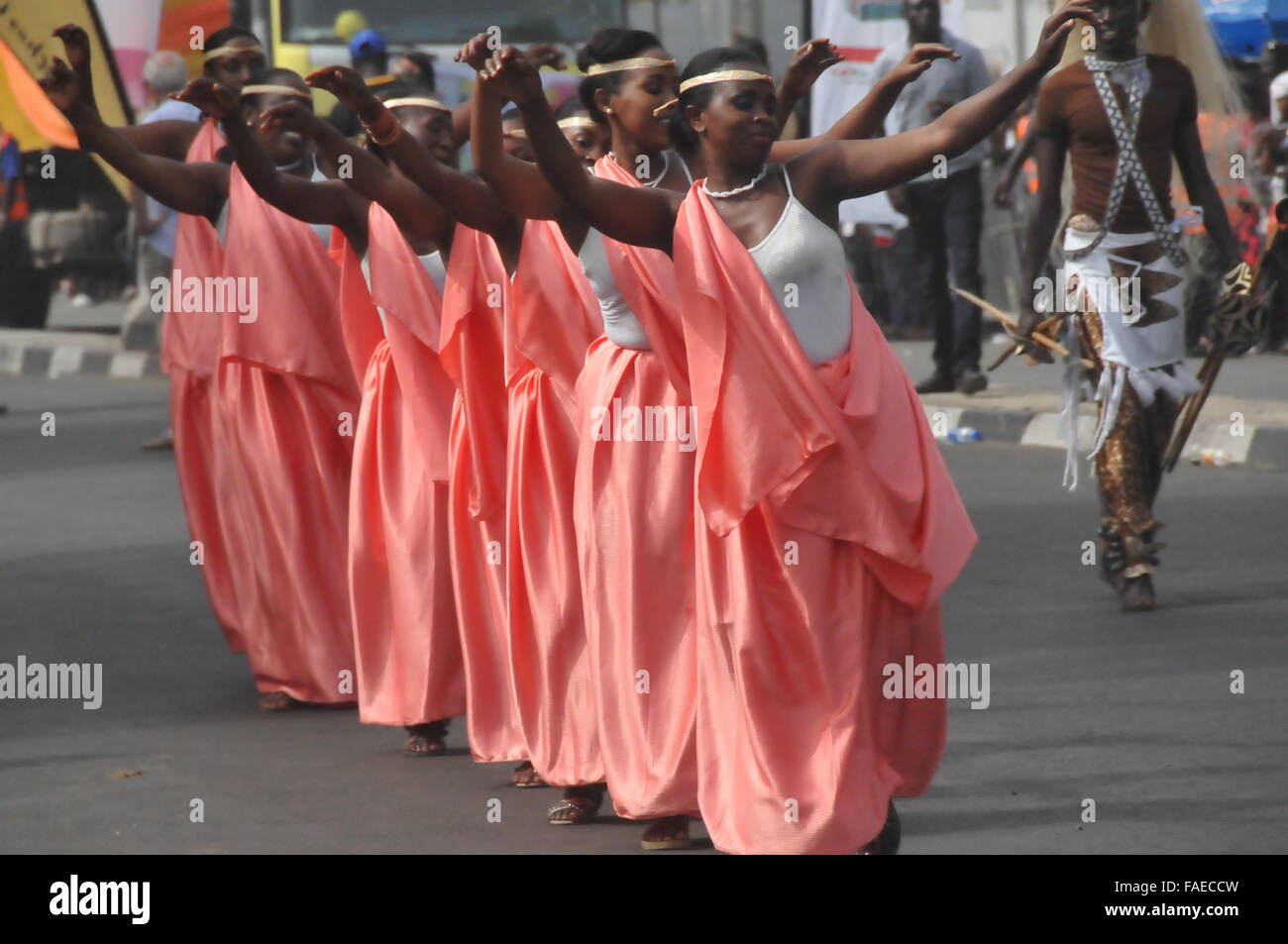 (151228)--CALABAR(NIGERIA), 28. Dezember 2015 (Xinhua)--Darsteller tanzen während der Parade von Calabar Karneval in Calabar, die Hauptstadt des Cross River State im südöstlichen Nigeria, 28. Dezember 2015. Calabar Karneval, markiert auch "Afrikas größte Street Party", begann am Montag in Calabar und Zehntausende von lokalen Bewohner Festzug. Künstler aus Italien, Brasilien, Spanien, Kenia und Simbabwe nahmen an der Veranstaltung teil. (Xinhua/Jiang Xintong) Stockfoto