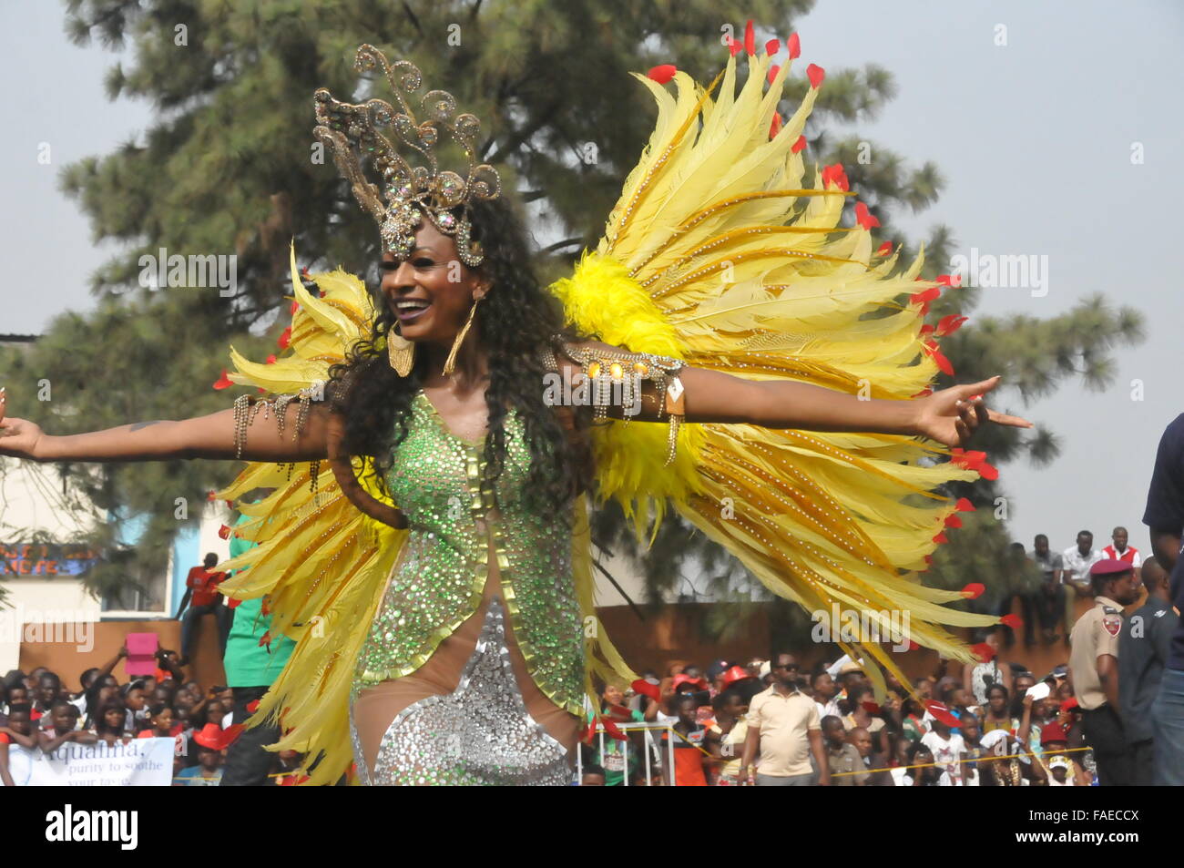 (151228)--CALABAR(NIGERIA), 28. Dezember 2015 (Xinhua)--ein Einheimischer fungiert während der Parade von Calabar Karneval in Calabar, die Hauptstadt des Cross River State im südöstlichen Nigeria, 28. Dezember 2015. Calabar Karneval, markiert auch "Afrikas größte Street Party", begann am Montag in Calabar und Zehntausende von lokalen Bewohner Festzug. Künstler aus Italien, Brasilien, Spanien, Kenia und Simbabwe nahmen an der Veranstaltung teil. (Xinhua/Jiang Xintong) Stockfoto