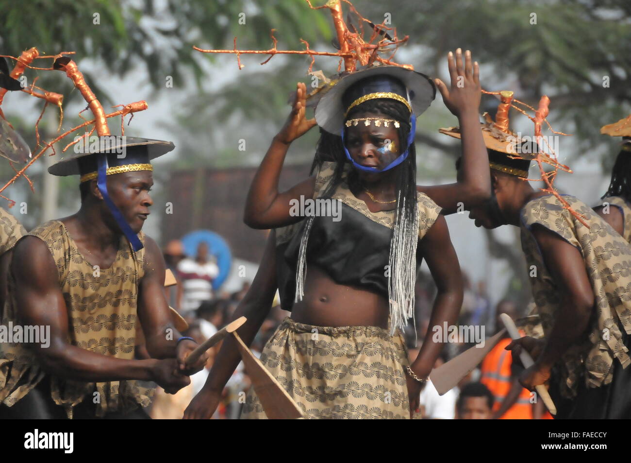 (151228)--CALABAR(NIGERIA), 28. Dezember 2015 (Xinhua)--Darsteller tanzen während der Parade von Calabar Karneval in Calabar, die Hauptstadt des Cross River State im südöstlichen Nigeria, 28. Dezember 2015. Calabar Karneval, markiert auch "Afrikas größte Street Party", begann am Montag in Calabar und Zehntausende von lokalen Bewohner Festzug. Künstler aus Italien, Brasilien, Spanien, Kenia und Simbabwe nahmen an der Veranstaltung teil. (Xinhua/Jiang Xintong) Stockfoto
