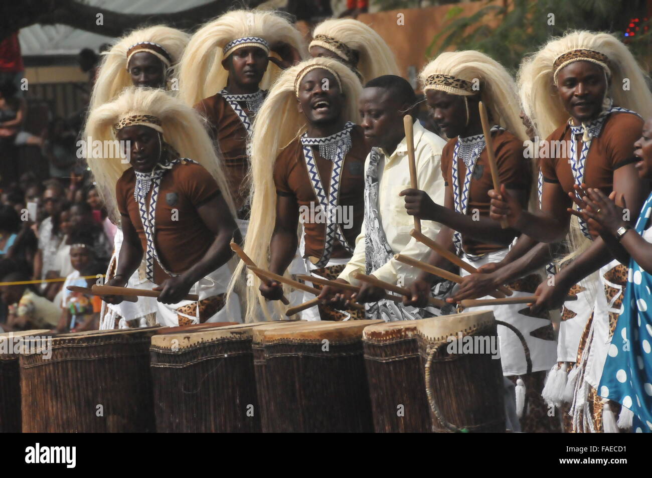 (151228)--CALABAR(NIGERIA), 28. Dezember 2015 (Xinhua)--Darsteller spielen Trommeln während der Parade von Calabar Karneval in Calabar, die Hauptstadt des Cross River State im südöstlichen Nigeria, 28. Dezember 2015. Calabar Karneval, markiert auch "Afrikas größte Street Party", begann am Montag in Calabar und Zehntausende von lokalen Bewohner Festzug. Künstler aus Italien, Brasilien, Spanien, Kenia und Simbabwe nahmen an der Veranstaltung teil. (Xinhua/Jiang Xintong) Stockfoto