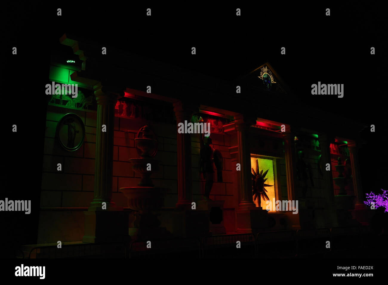 Nacht Schrägansicht grün, rot leuchtet Roman Temple "Löschwasser & Tableau", The Cliffs Queen Promenade, Blackpool Illuminations Stockfoto
