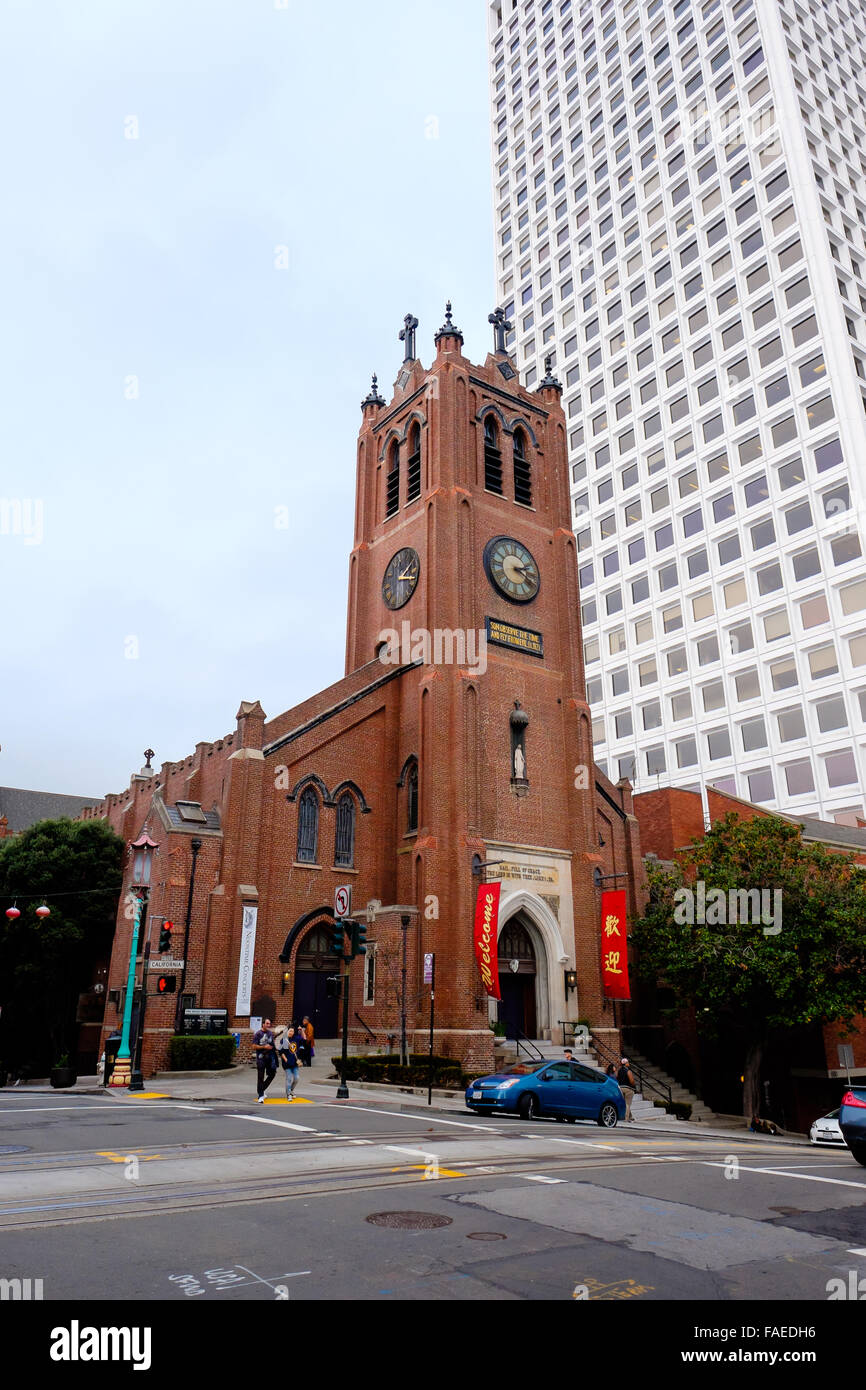 Alt-katholischen Kirche Gebäude im Gegensatz zu einem modernen Hochhaus in der Innenstadt von San Francisco. Stockfoto
