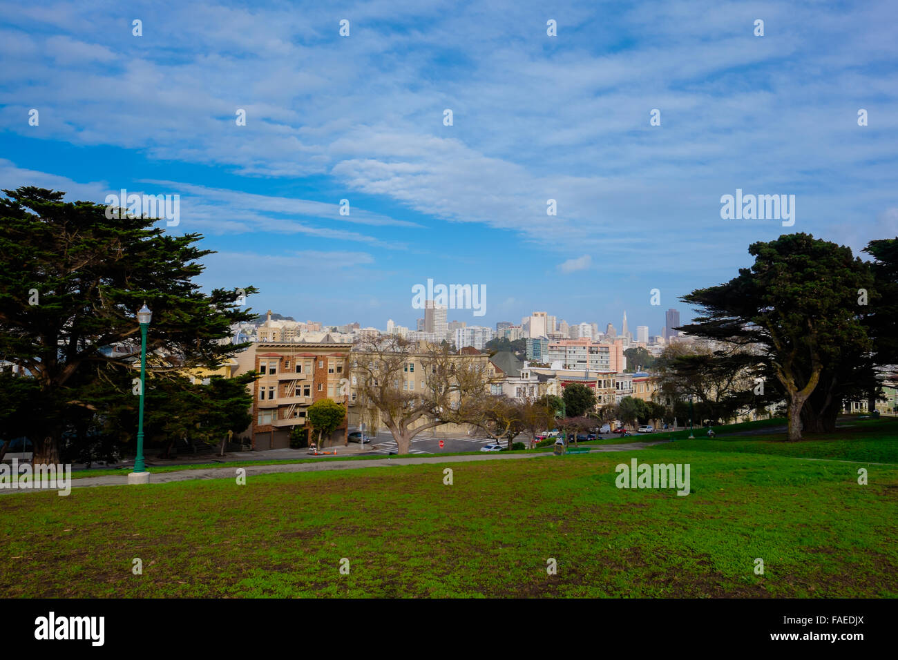 Painted Ladies Häuserzeile in San Francisco im Alamo Park aus der beliebten tv-Serie Full House, ein beliebtes Touristenziel. Stockfoto
