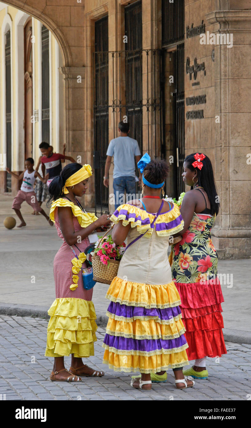 Bunt gekleidete Frauen in Plaza Vieja, Habana Vieja (Altstadt), Kuba Stockfoto