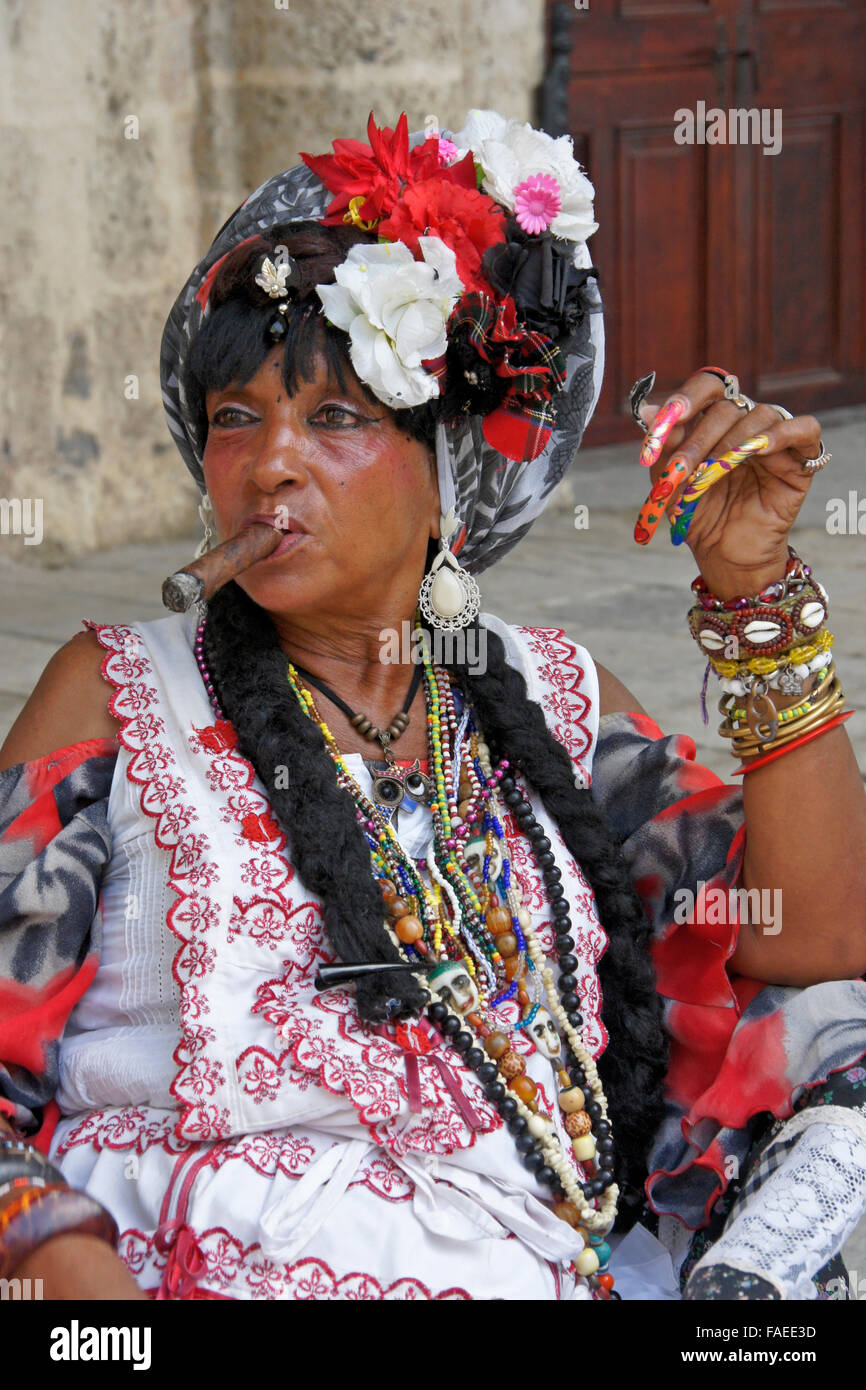 Bunte Frau Rauchen Zigarre, Habana Vieja (Altstadt von Havanna), Kuba Stockfoto