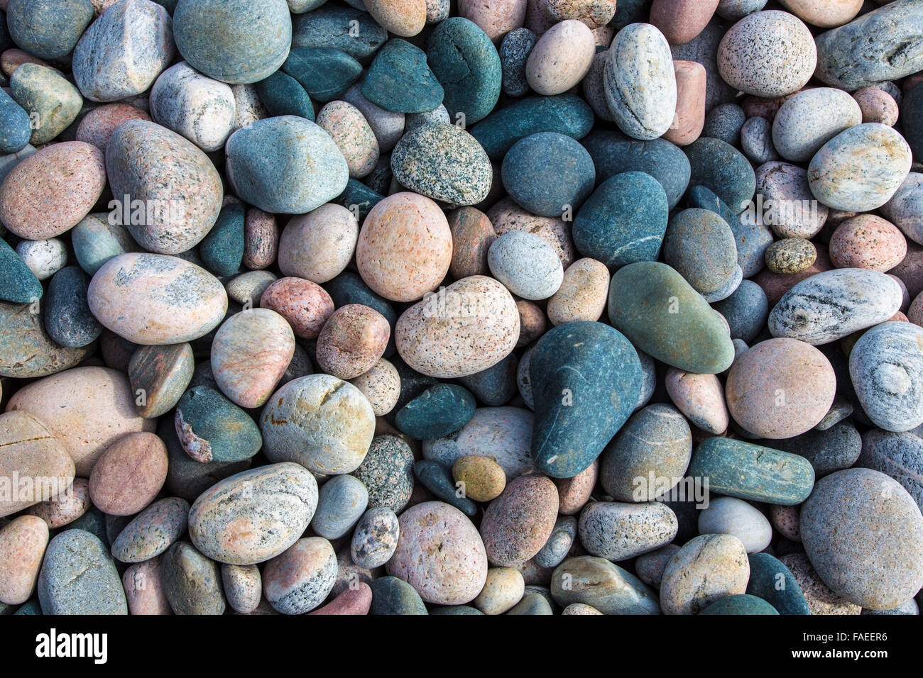 Nahaufnahme der Felsen am Kiesstrand im Marathon Ontario Canada am Ufer des Lake Superior Stockfoto