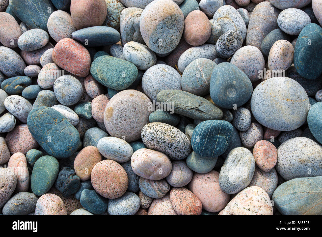 Nahaufnahme der Felsen am Kiesstrand im Marathon Ontario Canada am Ufer des Lake Superior Stockfoto