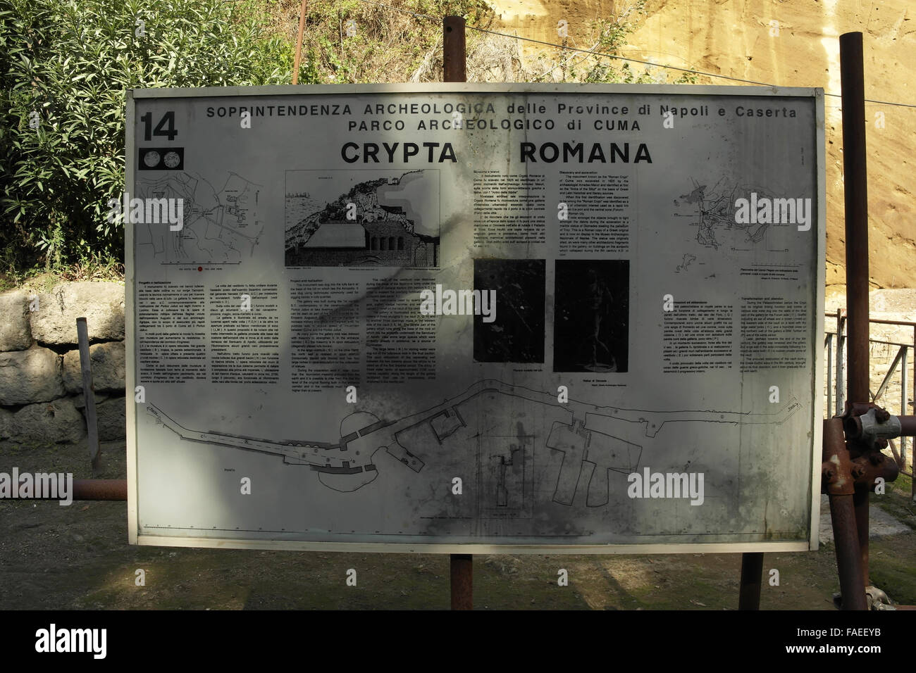 Italienisch-Englisch-sprachige Crypta Romana Informationstafel an der Roman Crypt, Cumae archäologischen Park, Flegrean Bereich, Italien Stockfoto