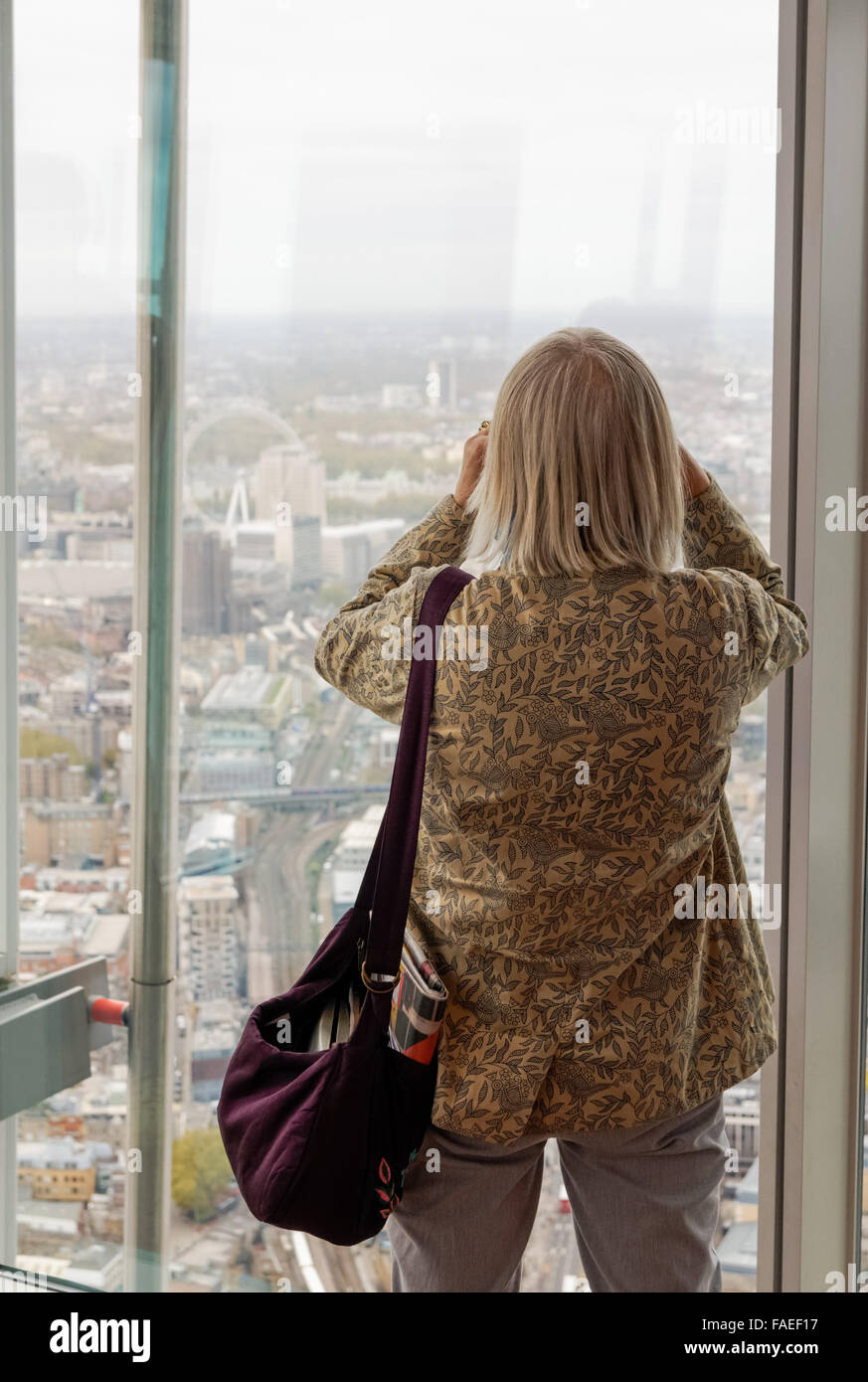 Besucher genießen die Aussicht von der Shard Wolkenkratzer, London England Vereinigtes Königreich UK Stockfoto