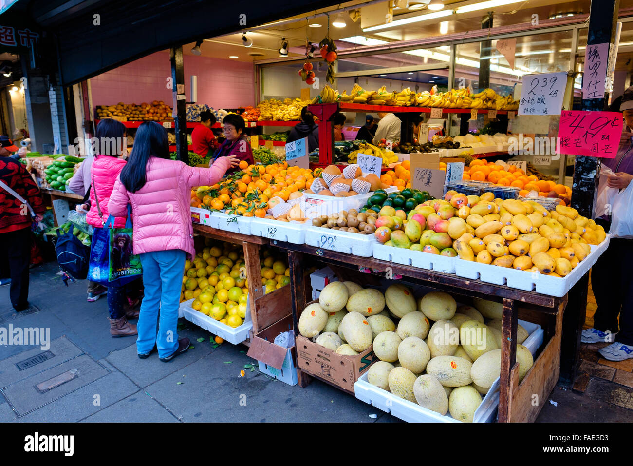 SAN FRANCISCO, CA - 9. Dezember 2015: Bauernmarkt in einem Open-Air-Shop in China Town San Francisco. Stockfoto