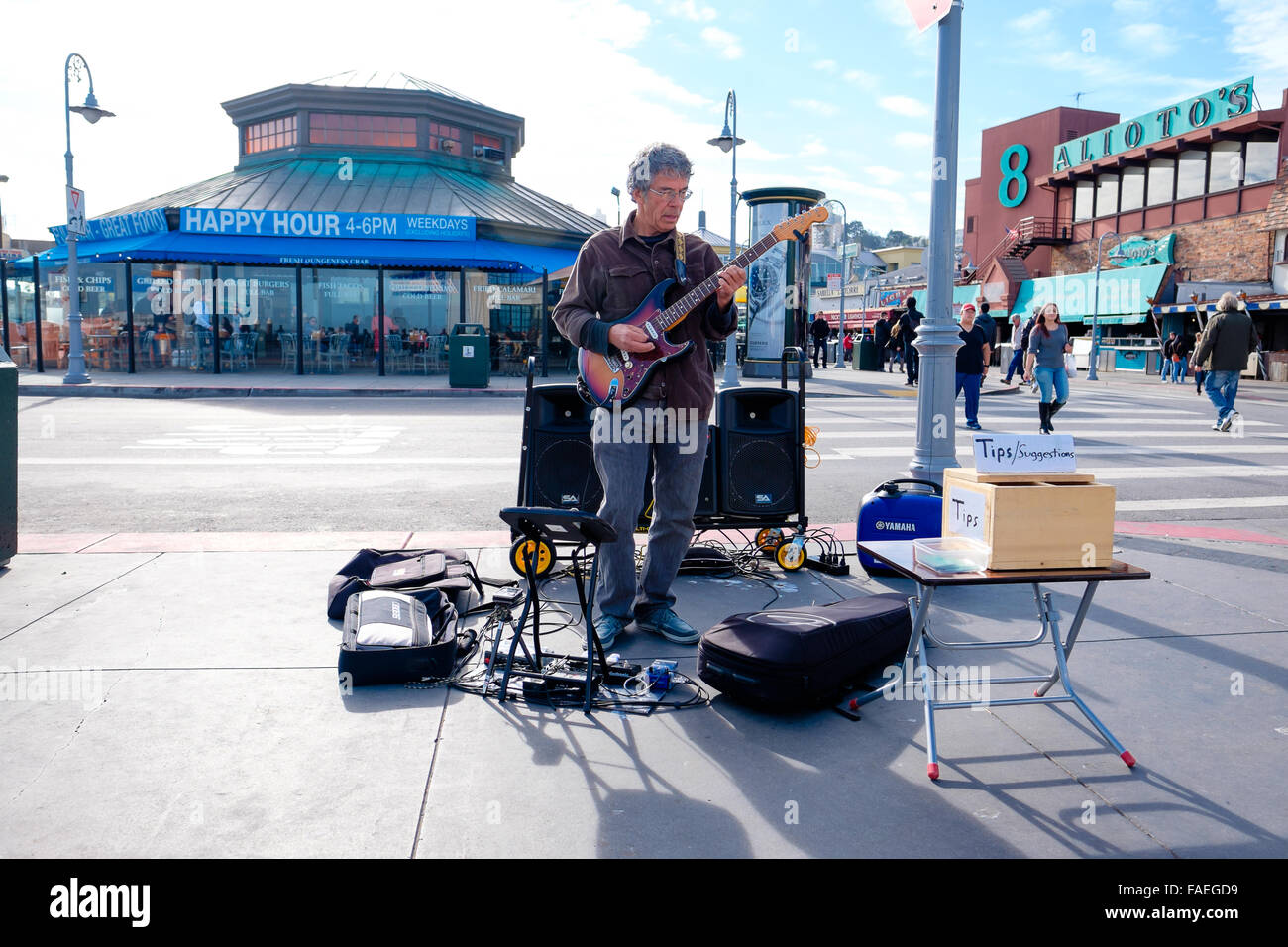 SAN FRANCISCO, CA - 12. Dezember 2015: Straße Musiker Gitarrist führt entlang Fishermans Warf in San Francisco. Stockfoto