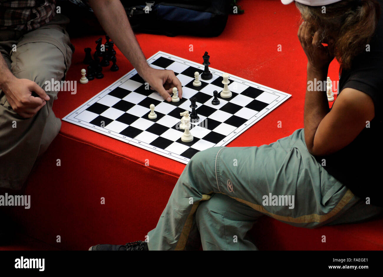 Zwei Männer mit einer Partie Schach, die im öffentlichen Raum im Freien gespielt wird Stockfoto