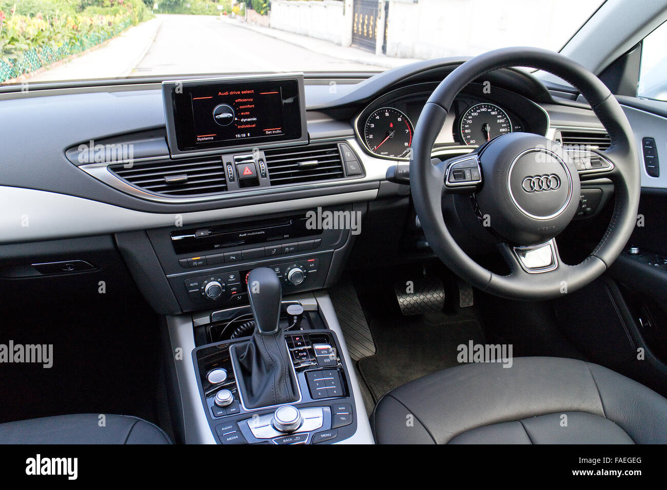 Hong Kong, China 17. Mai 2015: Audi A7 40 TFSI 2015 Interieur am 17 ... Hong Kong, China 17. Mai 2015: Audi A7 40 TFSI 2015 Interieur am 17 ...