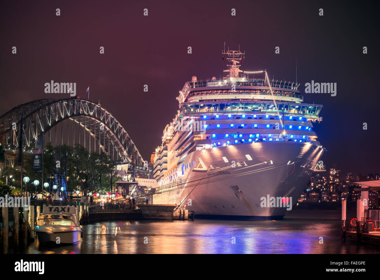Sydney, Australien - 7. November 2015: Costa Luminosa Kreuzfahrtschiff angedockt am Sydney International Passenger Terminal Stockfoto