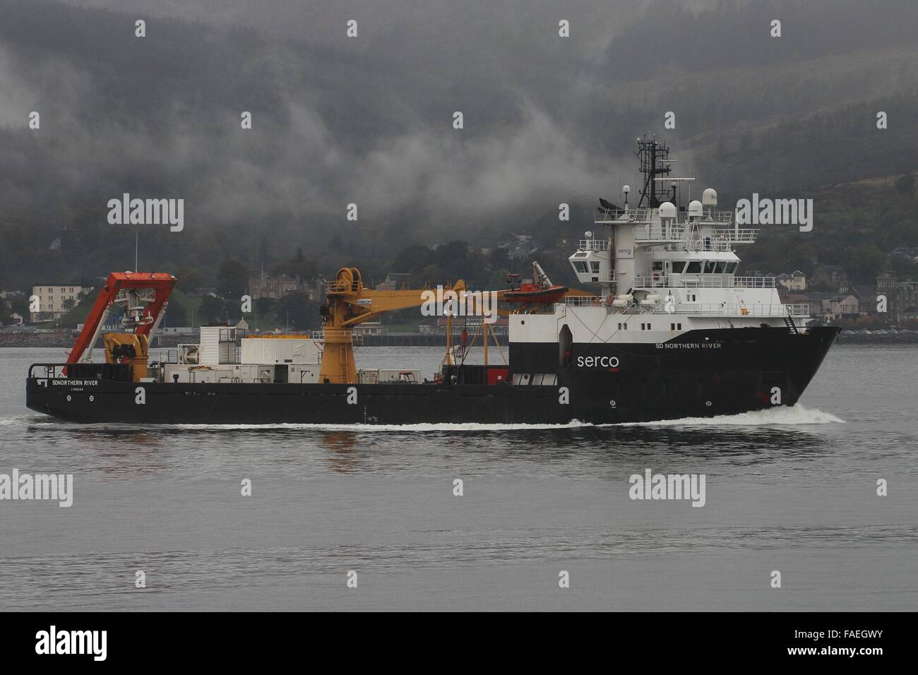 Ankunft in den Clyde während ein trüber Tag, ist das Mehrzweck-Hilfsspannung Schiff, SD nördlichen Fluss. Stockfoto