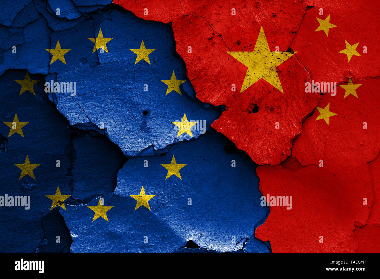 Flaggen der EU und China auf rissige Wand gemalt Stockfoto