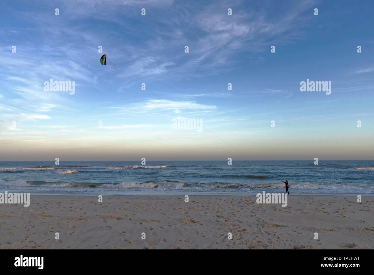 Kite-Skimboarder am Strand am späten Nachmittag. Stockfoto