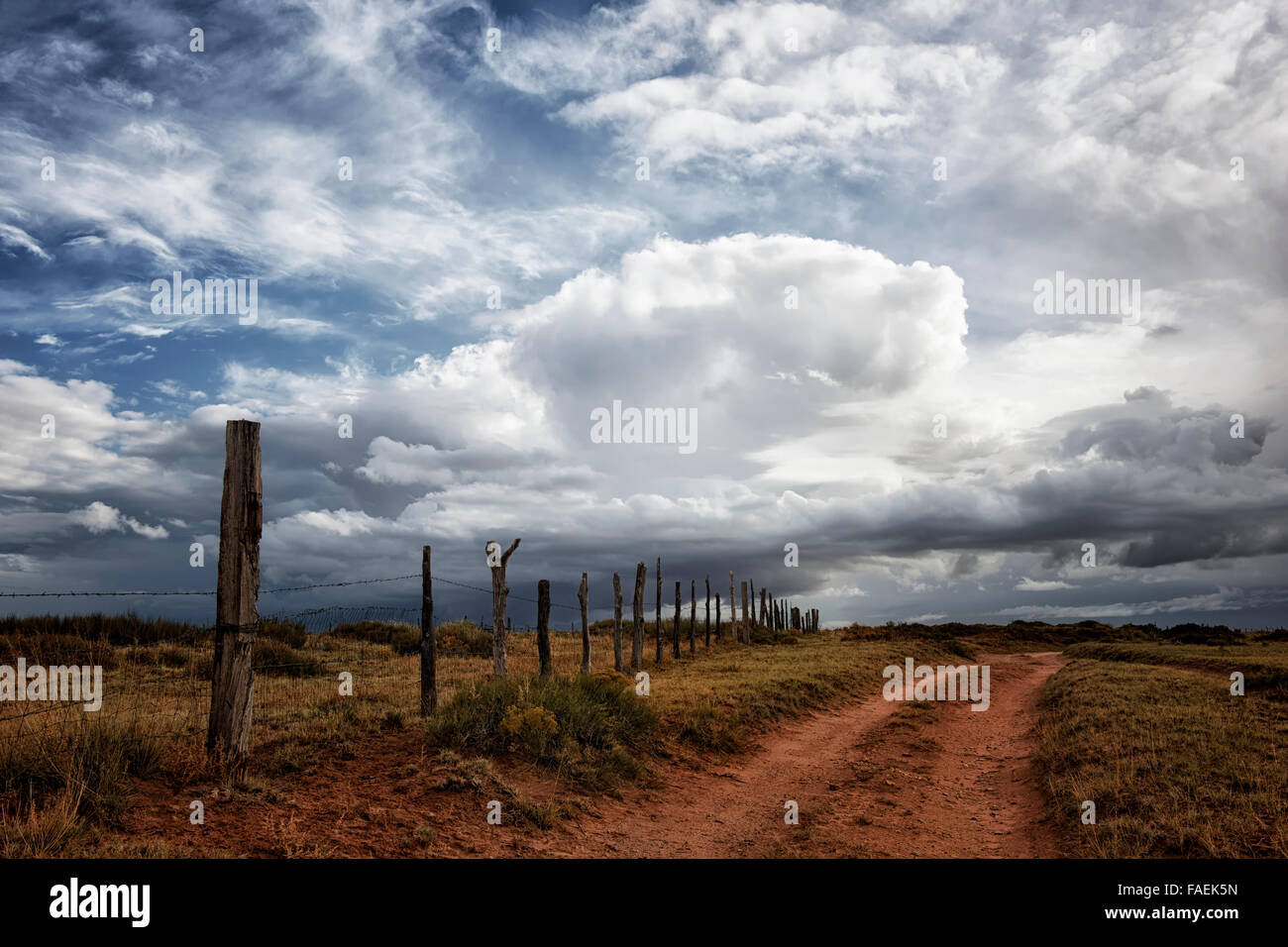 Massive Gewitter Überbauen der Nebenstraßen auf Navajo Land im nördlichen Arizona Coconino County. Stockfoto