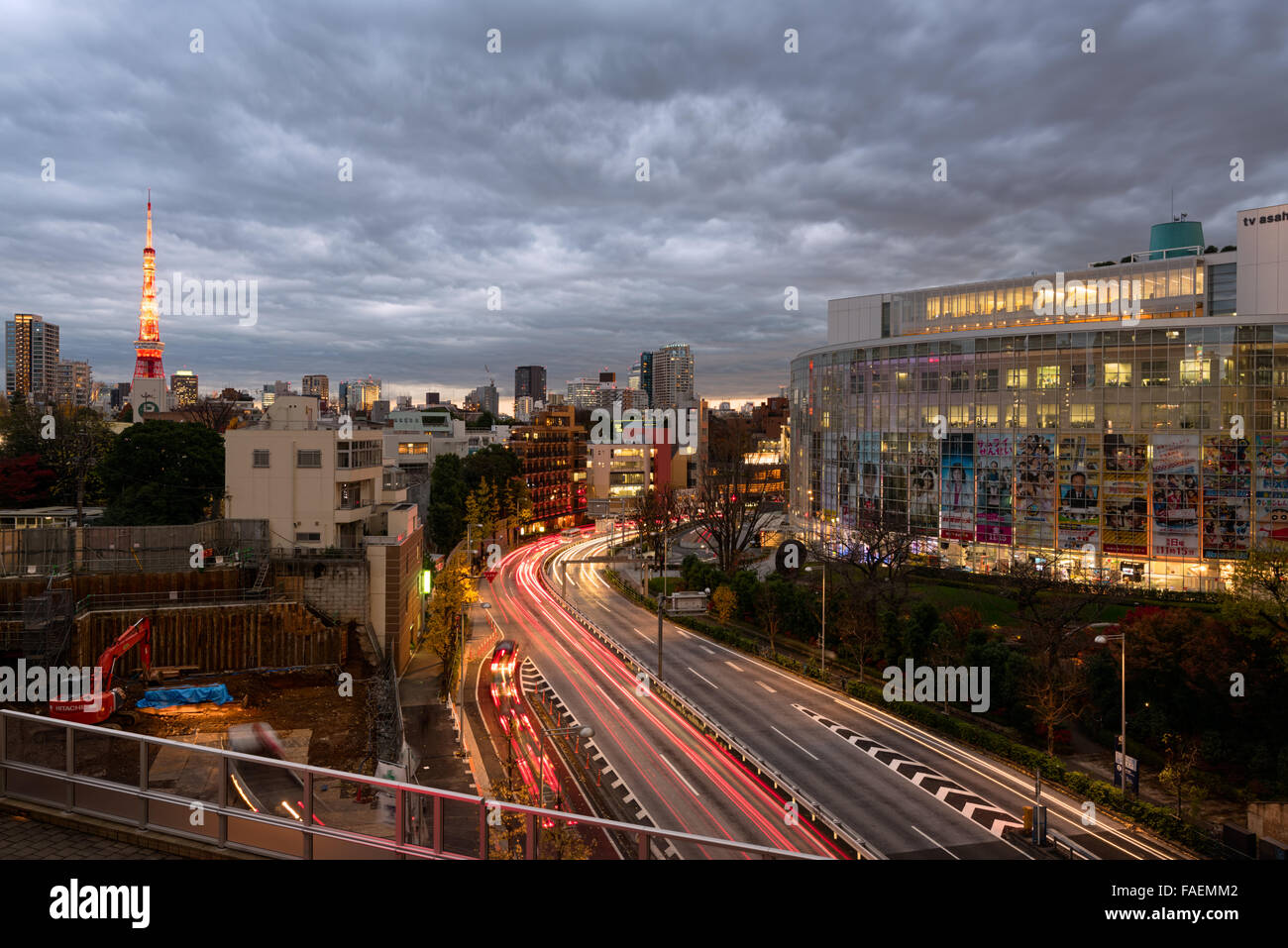 Tokyo, Japan - 11. Dezember 2015: Sonnenuntergang über Tokio mit stürmischen Himmel im Stadtteil Roppongi. Der kultige Tokyo Tower ist sichtbar. Stockfoto