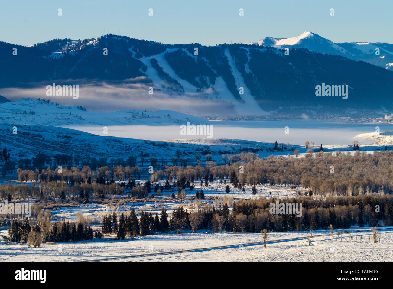 Das Skigebiet Snow King Jackson, Wyoming und das National Elk Refuge überragt. Stockfoto