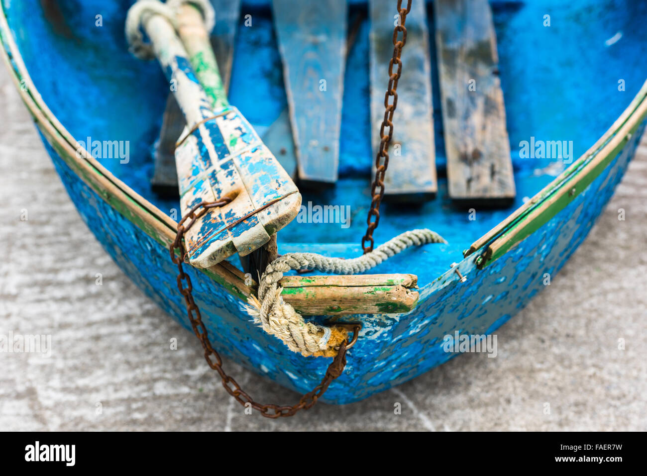 Alte blaue Holz shabby Angeln Boot Detail. Schuss mit einer selektiven Fokus Stockfoto