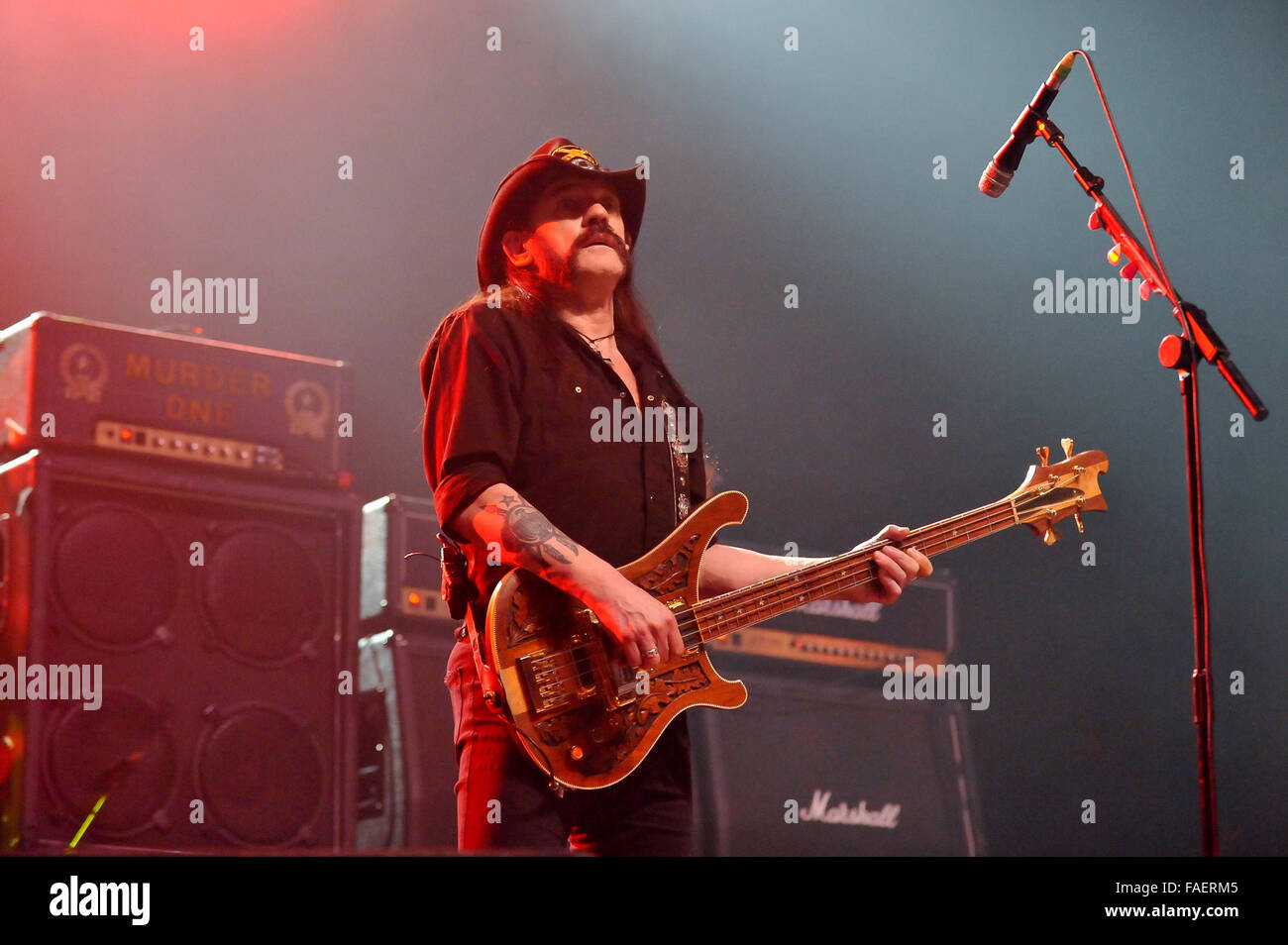 Düsseldorf, Deutschland. 30. November 2010. Sänger und Bassist der britischen Band Motörhead, Ian "Lemmy" Kilmister, führt auf seiner Gitarre während einem live-Konzert der Band am Veranstaltungsort Philipshalle in Düsseldorf, 30. November 2010. Foto: Revierfoto/Dpa/Alamy Live News Stockfoto