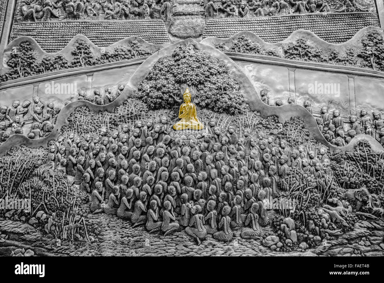 Silber schnitzen Kunst des Buddha und Schüler Mönch auf Tempelmauer von Wat Srisupan, Chiangmai Thailand Stockfoto
