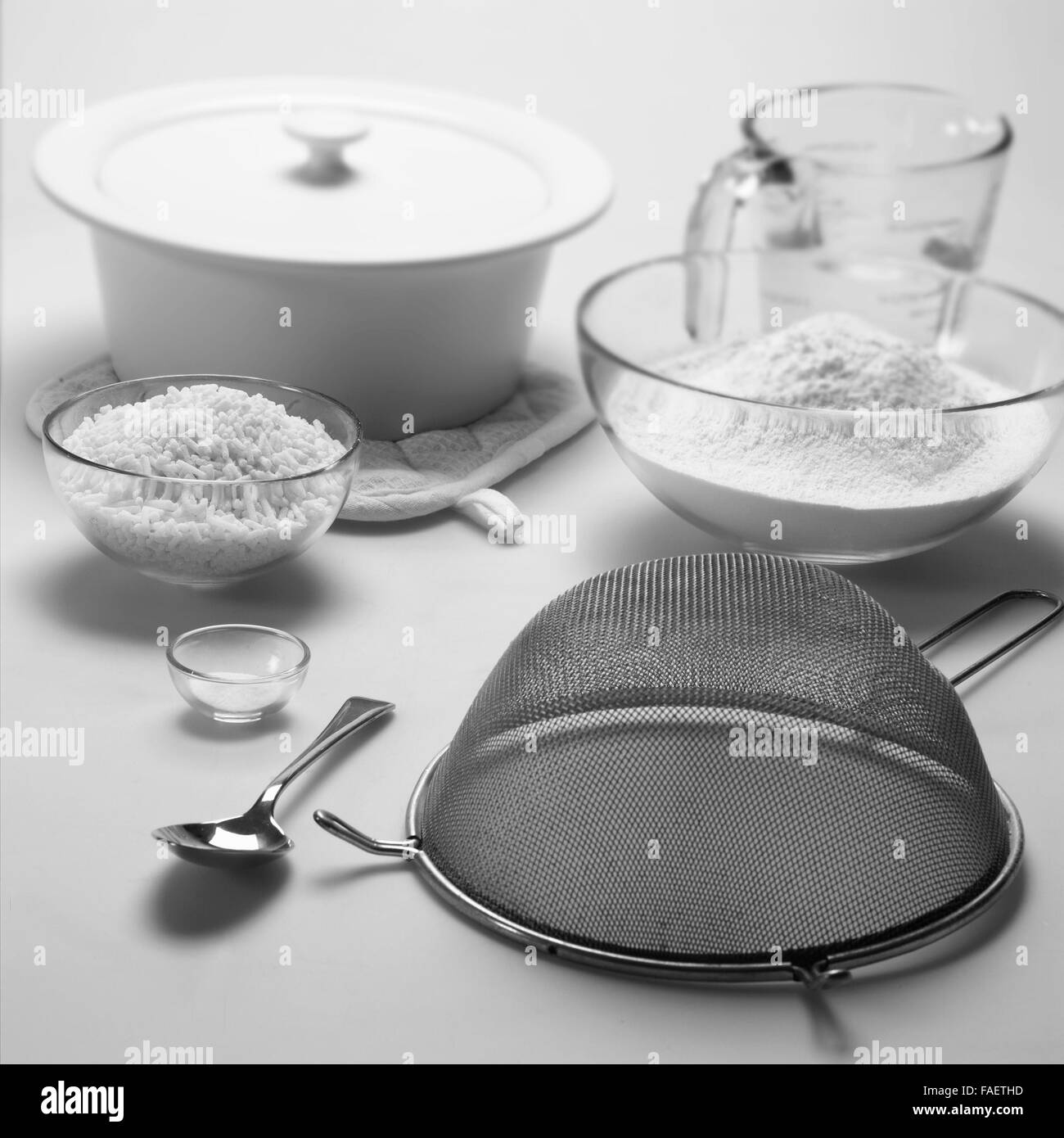 Schwarz Weiss Bild Verschiedene Kuchenutensilien Und Rohkost Zutaten Fur Home Backen Talg Teig Zu Machen Stockfotografie Alamy