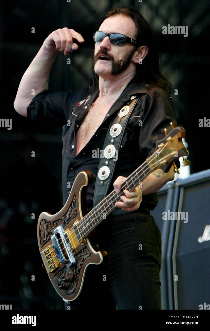 (Dpa) - Lemmy Kilmister, Sänger der britischen Heavy-Metal-Band Motörhead, führt auf der Bühne während der "Rock am Ring" Open-Air-Rockkonzert auf dem Nürburgring Rennstrecke, Deutschland, 5. Juni 2004. Etwa 75 Gruppen reichen von Pop, Funk, Punk, spielten Grunge bis Deathmetal während der 3-Tages-Festival in der Eifel. Stockfoto