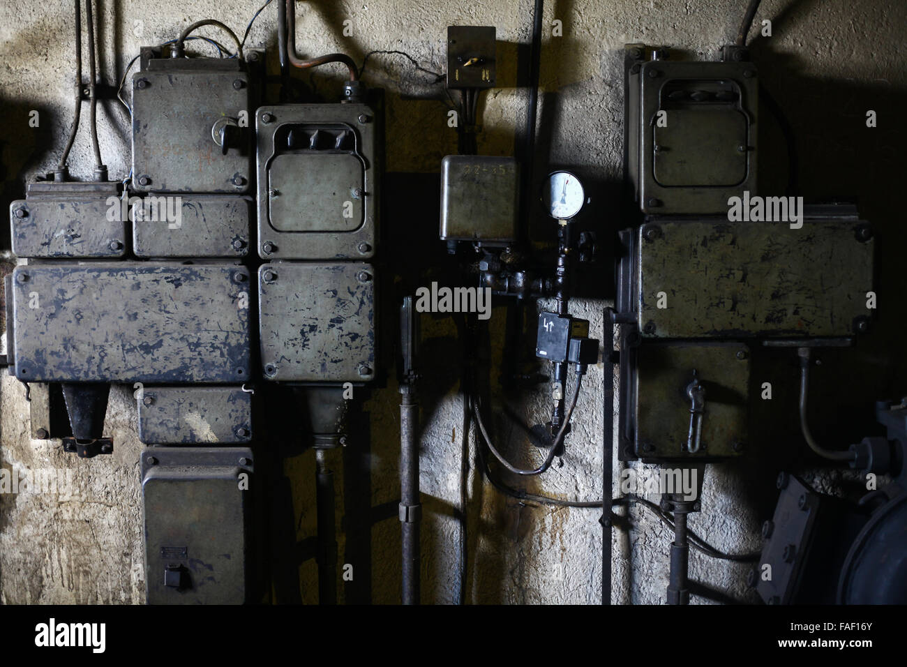 Farbbild eine rostige elektrischen Anlage auf eine Wand. Stockfoto