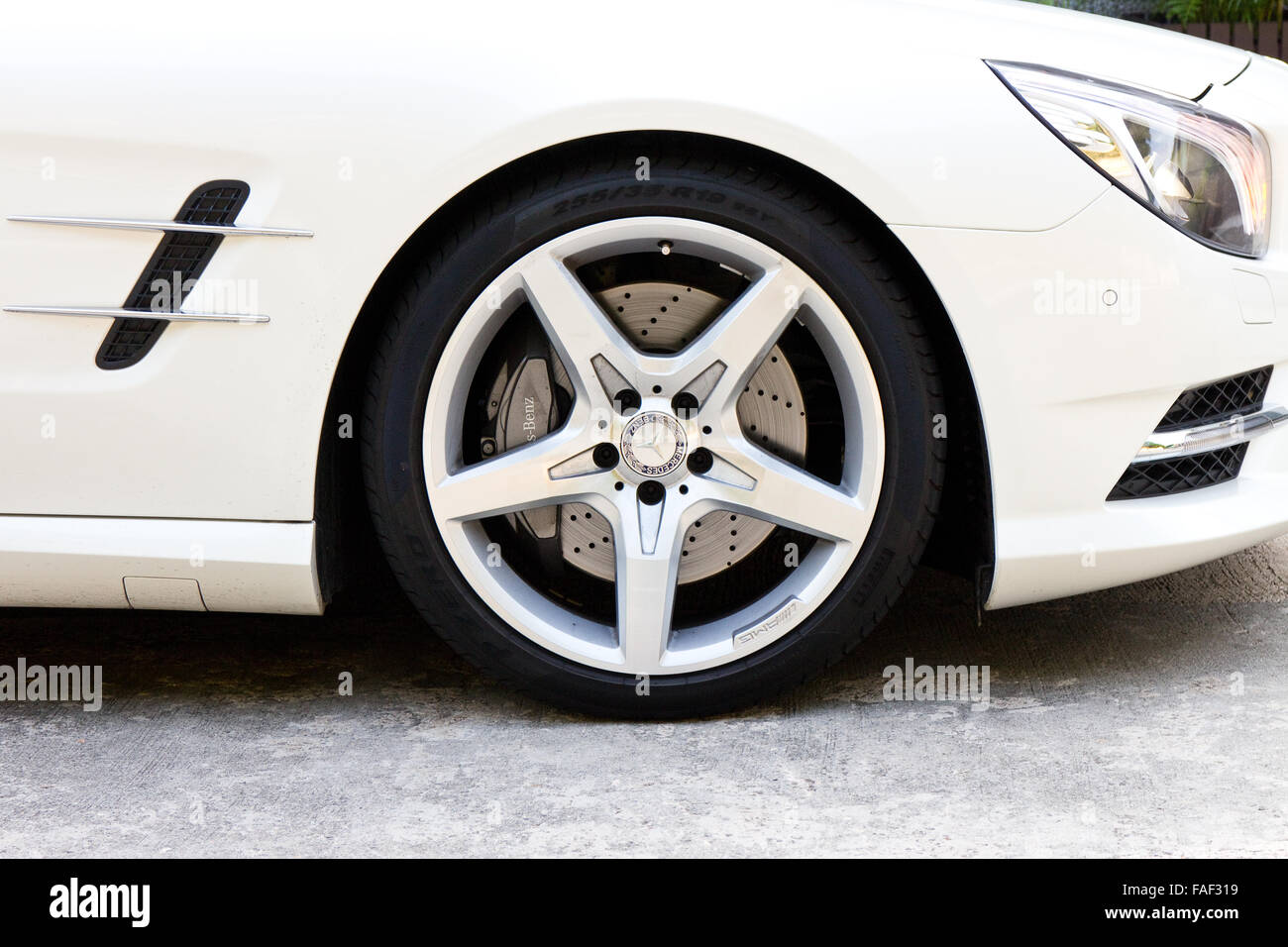 Hong Kong, China, 16. Oktober 2014: Mercedes-Benz SL 400 2014 Rad am 16. Oktober 2014 in Hong Kong. Stockfoto