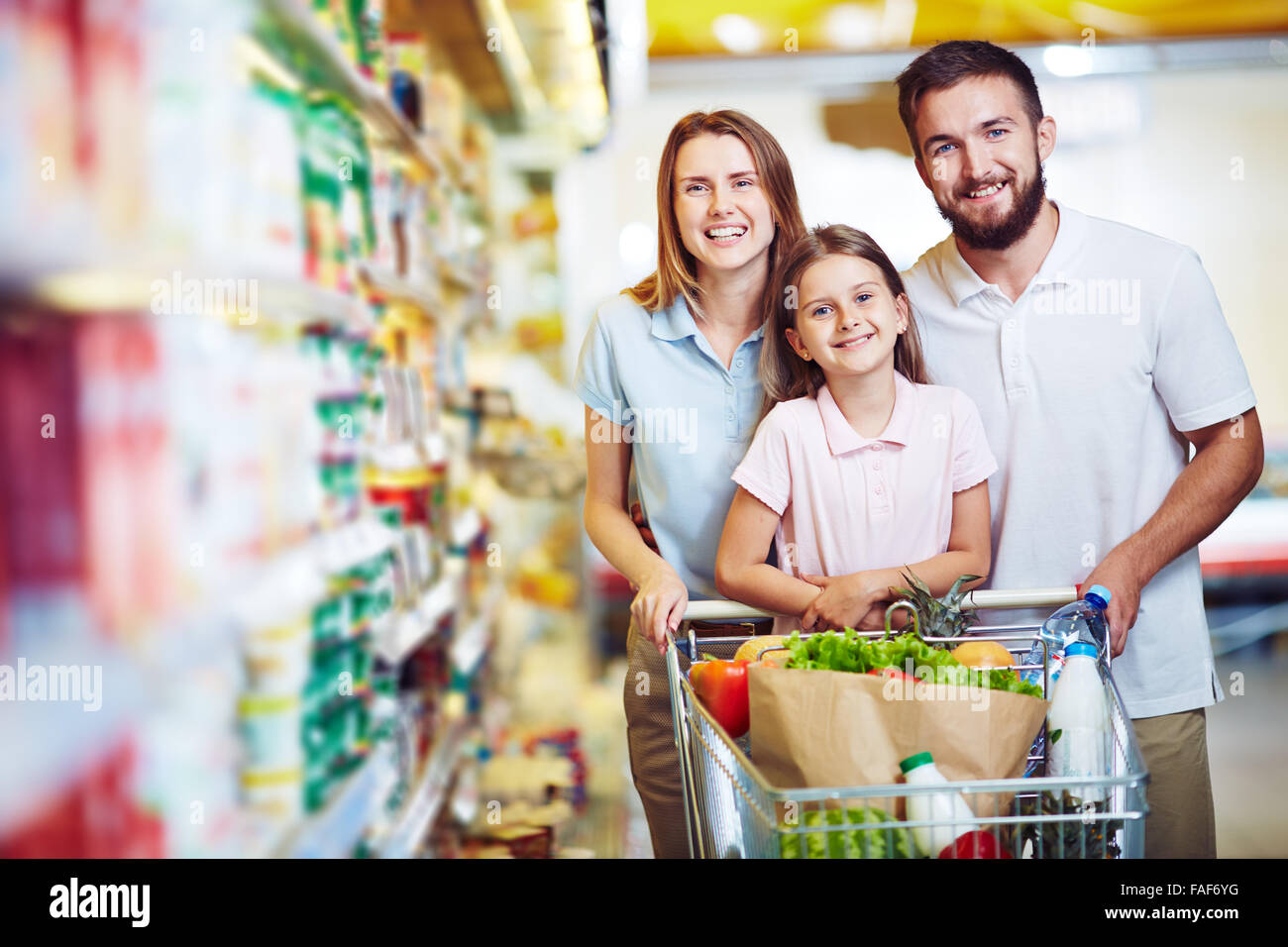 Supermarket shopping Fotos und Bildmaterial in hoher Auflösung Alamy