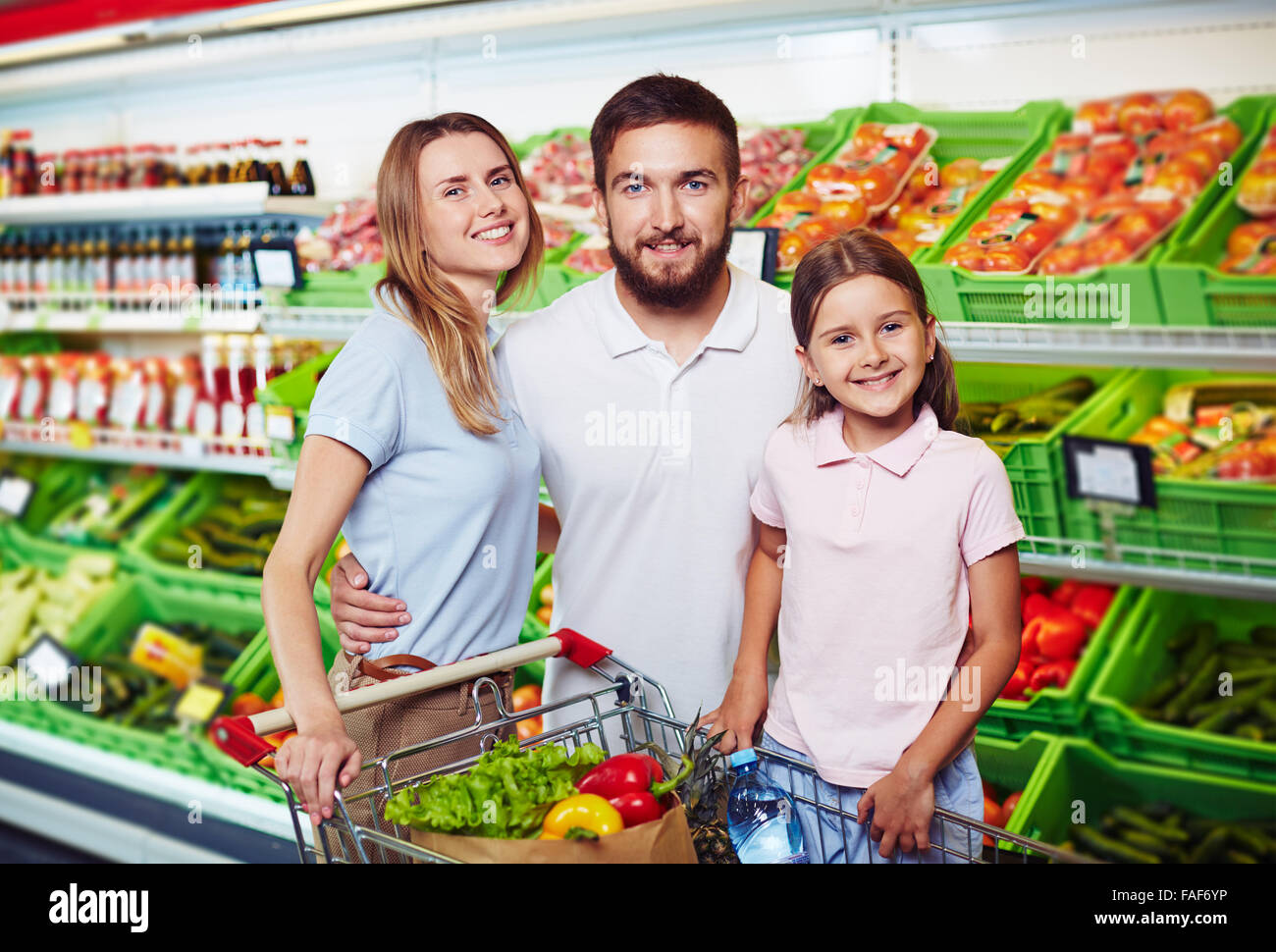 Porträt der glückliche Familie einkaufen für Lebensmittel im Supermarkt Stockfoto